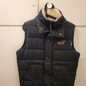Hollister - Mörkblå, fodrad väst från Hollister i str S Finns på Gullmarsplan 