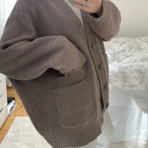 Kofta från HOPE - Såå fin nu till våren, perfekta oversized koftan man behöver i garderoben! 🫦🙌 köpt för 2400:- och knappt använd!