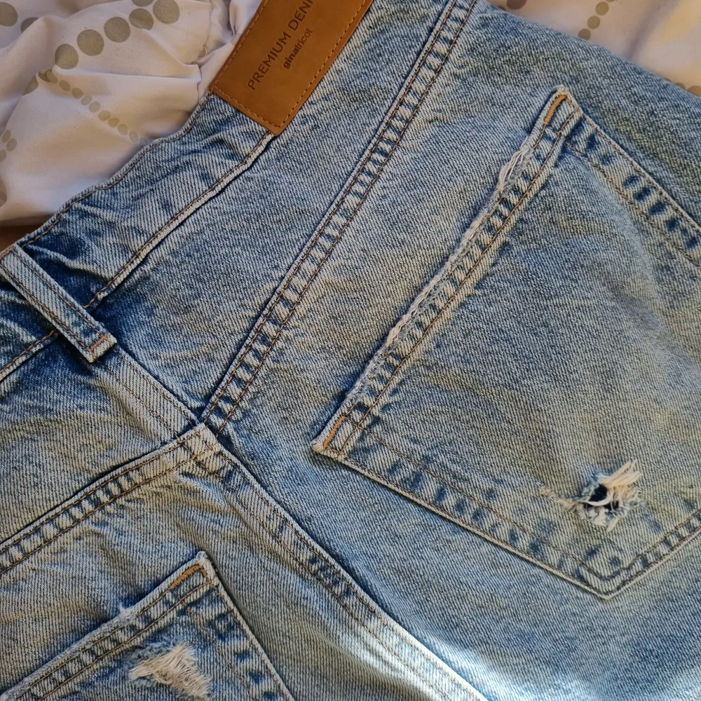 Super snygga högmidjade jeans från Gina! Är i fint skick! Hör av dig om du har frågor😊. Jeans & Byxor.
