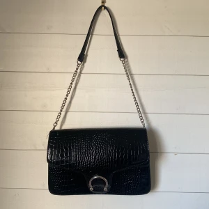 Handväska  - Handväska från missguided✨ One size, väldigt snygg med ormskinn, kedjeaxelband med förstärkt skinn.  Knappt använd så mest legat och dammat!🥰