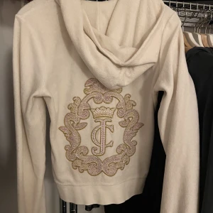 Vit juicy couture tröja - Vit juicy med rosa/guld strass. Inga fläckar eller hål. Storlek M. Skriv vid funderingar!