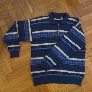 Randig stickad tröja strlk M - Säljer min älskade stickade tröja, det står storlek M men sitter snyggt löst och baggy! 😍 perfekt till våren