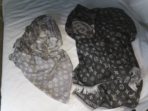 Lv sjalar - Härligt mjuka och sköna. Ena svart/grå den andra ljusgrå/ljus.   