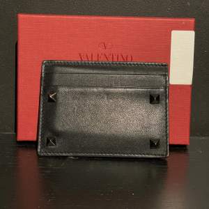 Hej säljer nu en Valentino korthållare i mycket bra skick. Box finns. Ställ gärna frågor vid funderingar. 