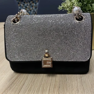 Guess väska - pärl detaljer  - Guess väska som gav mig komplimanger hela tiden under vintern men säljer vidare men kommer sakna den🤧✨ tappat några pärlor 