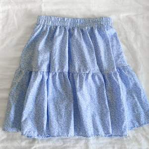 Supersöt och fin ljusblå och blommig kjol. Knappt använd då jag tycker materialet är för tunt.  Pris går att diskutera 🫶🏼