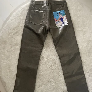 Eytys cypress wet - Så coola byxor från eytys i modellen cypress wet. Nypris 2500kr och finns ej att köpa längre! Storlek 31/32 men små i storleken. Säljer då de tyvärr är för korta i benen på mig som är 172 lång.