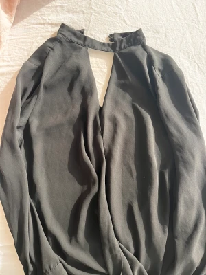 Svarta toppar  - Svarta toppar till bra pris!  Topp 1: Miss Selfridge topp  Topp 2: Boo Hoo topp  Topp 3: Tally Weijl topp  Fint skick! 