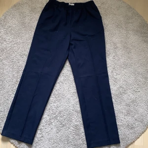 Kostymbyxor - Säljer dessa kostymbyxor! ☀️ Dom har ett resårband runt midjan vilket gör det möjligt att bära både lågmidjade och högmidjade. Köpta secondhand men är i bra skick. Väldigt sköna att bära! Hör av er för fler bilder eller vid intresse! ❤️