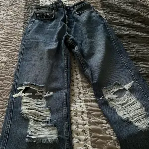 Storlek: 34 NA-KD jeans, knappt använda. Pris 199kr⚡️pris kan diskuteras vid snabb affär.  Kan mötas upp i Alingsås/Vårgårda. Kan även postas🌺