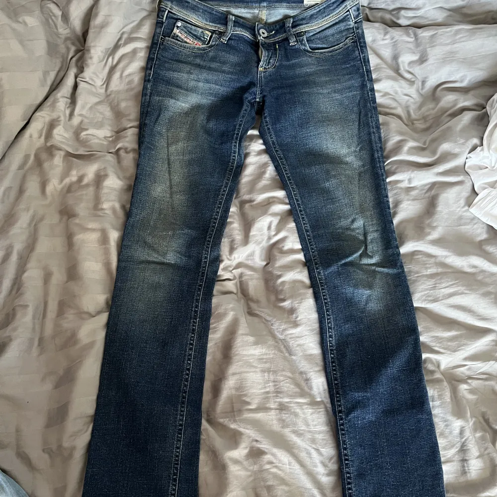 Lågmidjade diesel jeans. Sitter så snyggt i midjan men tyvärr blivit för små😢Passformen är straight. Skriv för intresse eller fler bilder💞. Jeans & Byxor.