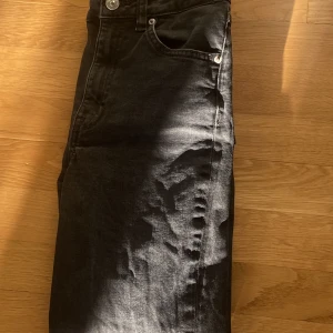 Svarta ganska tajta jeans - Dom här byxorna säljer jag för att dom inte kommit till användning, dom är i storlek 36/S