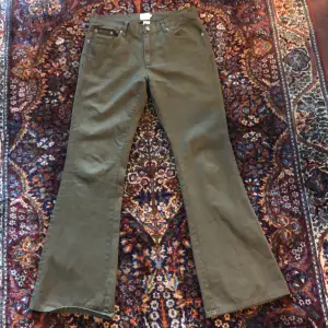Fina Calvin Klein jeans till salu då de är för små.  Midja: 74 cm Benöppning: 25,5 cm Längd (hel): 101 cm