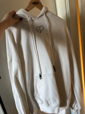 Blackpink hoodie - Vit blackpink hoodie köpt från HM för något år sedan men knappt använd. Storlek S men sitter bra på M.