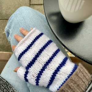 Stickade torgvantar - Torgvantar stickade i 100% ull. Super varma och passar perfekt för kallare tider. Fenomenala eftersom du kan använda mobilen samtidigt som du håller dig varm. Dem är ca 18 cm, den perfekta längden enligt mig.  💥KVAR💥