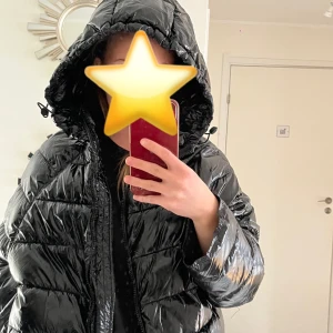 Zara jacka - Säljer min zara jacka som är använd ett fåtal gånger!  Nypris 559kr