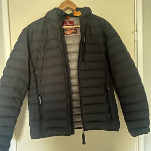 Parajumper Luvjacka - Jacka i bra skick Sparsamt använd under vintern, köpt i höstas Säljer då den är lite liten  Öppen för byte