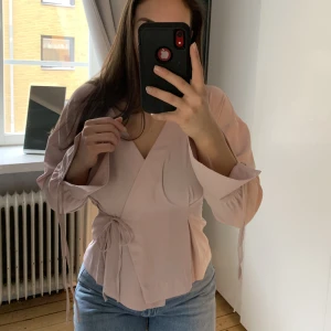 Blus - Fin blus. Aldrig använd med anledning av att den är för liten för mig.