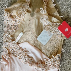 Bal/bröllopsklänning (pris går att förhandla) - Helt oanvänd balklänning från JJ House. Ljusrosa och smickrande passform.  Jag är normalt storlek S och den passar mig perfekt.  Klänningen är passformsanpassad för byst 35. 43  Och för midjemått 27.95 Nedre delen av klänningen är i stretchigt tyg. 