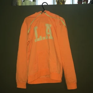 Hoodie - Storlek M, aldrig använd, oklar vad färgen heter men den är typ orange/rosa