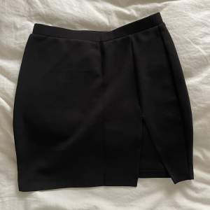 Säljer denna jättefina mini kjol som inte kommer till användning💕kjolen är gjord av ett stetshigt material och har en slit vid sedan av benet💕köpare står för frakt💕