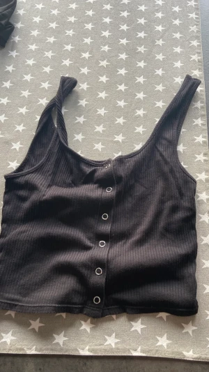Linne från H&M - Köptes för ca 50kr säljer för 25kr tror att man inte kan hitta i butik längre. Säljer pga aldrig använd