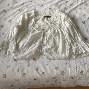 Sommar topp - Mjölk vit sommar topp som passar med nästan allt. Luftig och sitter inte tajt på kroppen. Perfekt för en varm sommar dag🥰