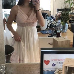 Söt rosa blommig klänning  - Söt rosa blommig klänning, perfekt till skolavslutningen💕 storlek S, säljs för 80kr + frakt