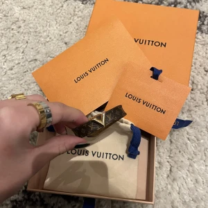Louis Vuitton armband  - Intressekoll på mitt absoluta favorit armband. Allt vid original köp medföljer. Kvitto, dustbag och kartong. Har två spännen så går att ha två olika storlekar. Detta armband passar folk med små! armleder till ”normal” stora. 