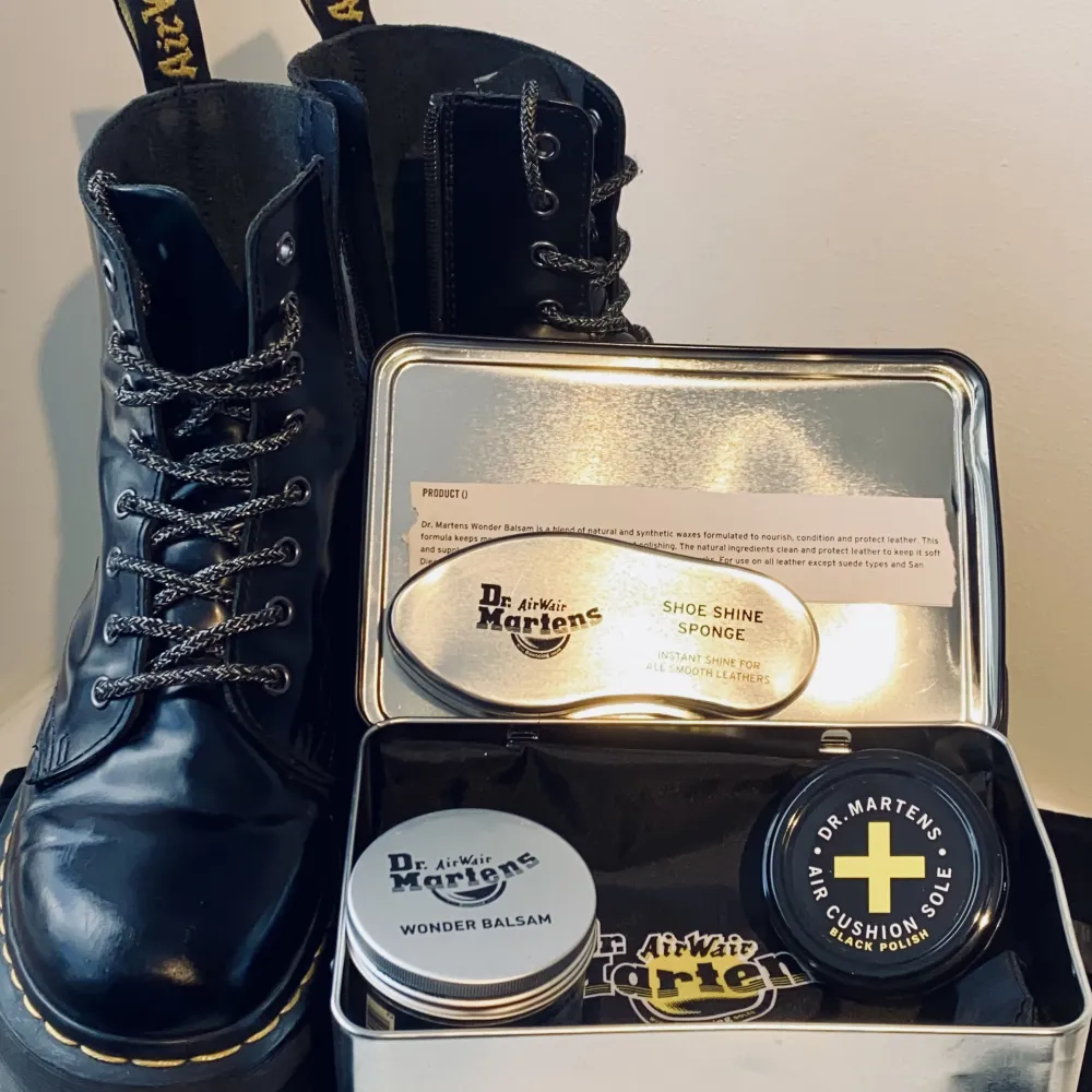  * Polished Smooth is the original Dr. Martens leather: super durable, with a smooth finish. Clean with a damp cloth and care with Dr. Martens Shoe Polish. * Comes with Dr. Martens shoe care: DMs black polish, Wonder Balsam & shine sponge.. Skor.