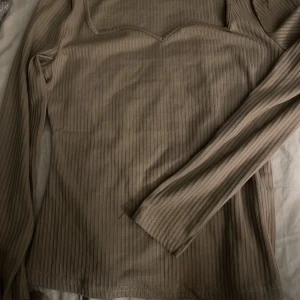 Beige ribbad tröja  - Jättefin beige ribbad relativt tunn tröja, jättefin och oanvänd men har två jätte små hål i nacken (se bild 3) dock syns de inte. 30kr+frakt