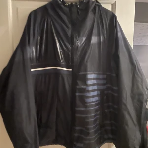 Hugo Boss VindJacka - Vindjacka från Hugo Boss. Använd några gånger.  Sitter true to size  Nypris: 4000