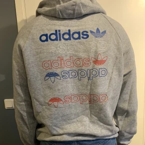 Adidashoodie  - Hoodie från Adidas i storlek S. Är i fint skick. Säljer pga för liten. 
