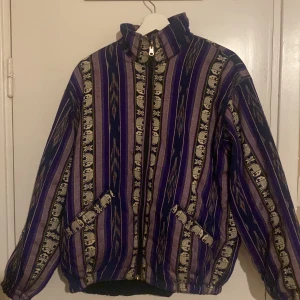 Vintage jacka - Vintage jacka med elefanter på. Den har ett hål i fickan men annars är den i bra skick. 