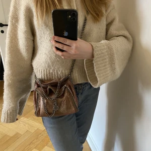 Stellamccartney väska - Säljer min jättefina rosaglittriga Stella Mccartney väska.💖 Modell: Falabella. Storlek: Tiny. Den har en del defekter på utsidan och kedjan. Skriv för fler bilder📸