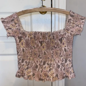Blommig topp - Ljusrosa blommig topp från bikbok, sparsamt använd och i fint skick, skriv vid frågor☺️