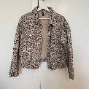 Denimjacka - Oversized denimjacka med leopardmönster.