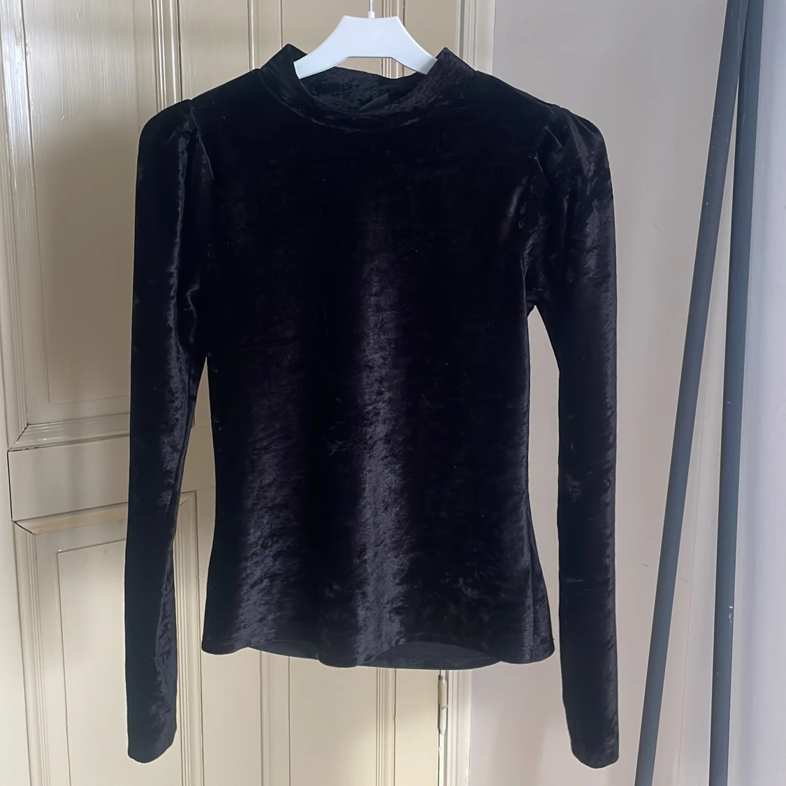 Svart tröja från Gina tricot 