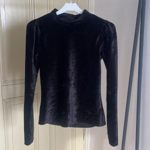 Svart tröja från Gina tricot  - Svart tröja med "skimmer" från Gina tricot! Vet inte hur gammal den är, men den är inte särskilt använd och har ett gott skick. Storlek S, någorlunda stretch men är tight på kroppen.