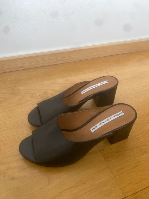 Klackskor - Klackskor från other stories! Har aldrig använt dem ute❤️‍🔥 pga för små för mig som har 37, det är typ en liten strl36. Kostade ursprungligen 890.