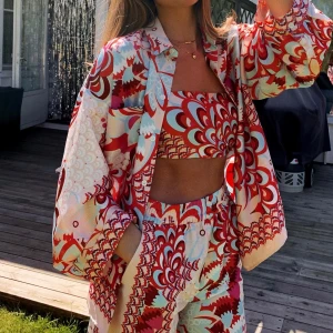 Mönstrat set - Mönstrat set med byxor och skjorta från Zara. Även liten sjal/topp tillkommer. Inköpspris 1499kr. Använt en gång (på bilden) 🧡❤️ Storlek XS, men i oversized modell! Jag är en S