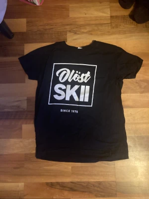 Svart tröja - Svart tröja med vit text 