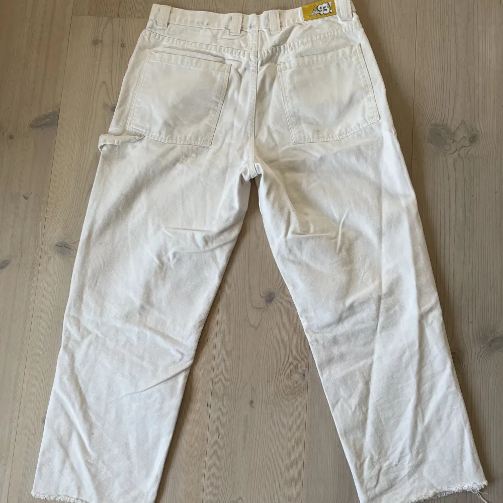 Ljusa Polar ’93 jeans köpta på Plick för ett tag sedan. Knappt använda, men avklippta nertill. Säljer då jag inte använder dem längre!  Kan mötas upp i Trollhättan, annars står köparen för frakten🤍 . Jeans & Byxor.