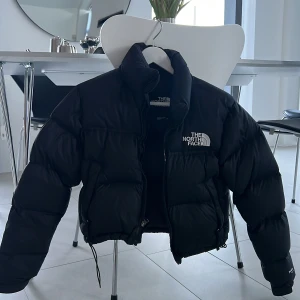The North Face Cropped jacket - En North Face jacka, orginalpris 2,299kr. I väldigt bra skick då jag endast använt den under några månaders tid. En väldigt skön och bekväm jacka!