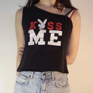 y2k linne från Playboy - aldrig använt linne från playboy nightware, från sent 2000-tal. storlek L. möter ej upp, postar enbart 🌸 