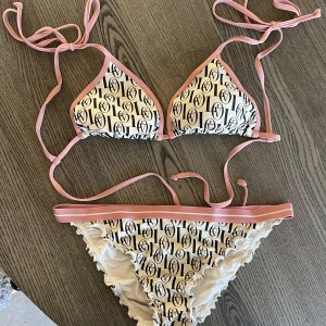 Bikini hm x lovestories - Jättefin bikini från hm från deras samarbete med lovestories. Limited edition så finns inte att köpa längre!