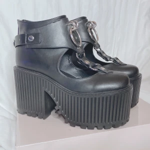 KILLSTAR - platform heels - Super snygga plattform skor från KILLSTAR. I gott skick med mindre tecken på användning under sulan. 