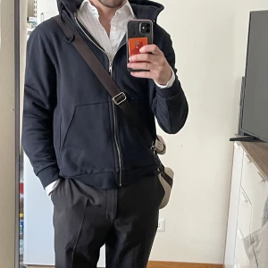 Hoodie - Filippa K mörkblå hoodie, strl M funkar nog för L också. Nyskick!