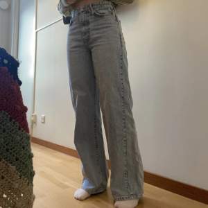 jeans från Gina Tricot i storlek 36🥰 Säljer då de inte kommer till användning längre. Nyskick☺️ !djur finns i huset!