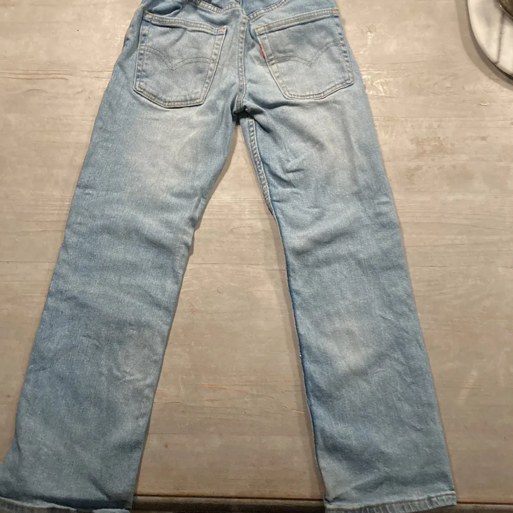 Levis byxor, modell 551Z authentic straight. Storlek 10A byxorna är använda men i rätt så gott skick. Jeans & Byxor.